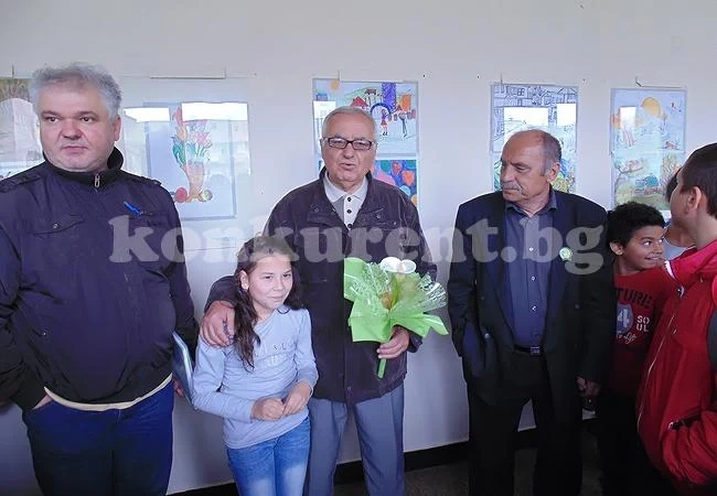 Малка художничка нареди първата си изложба