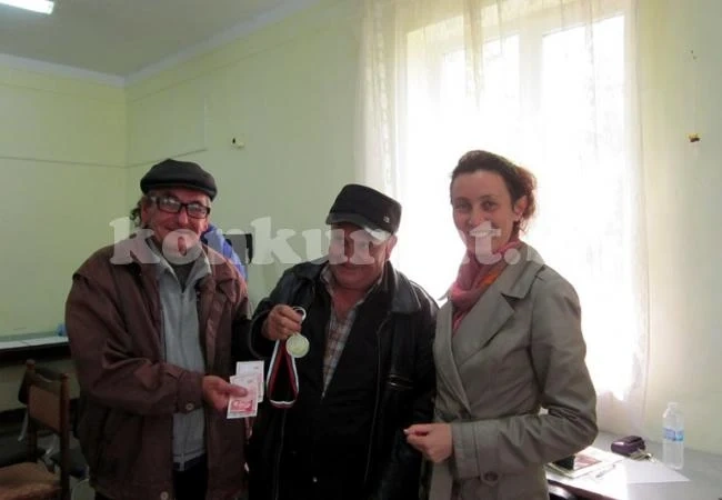 Млади и стари участваха в турнир по бридж и белот