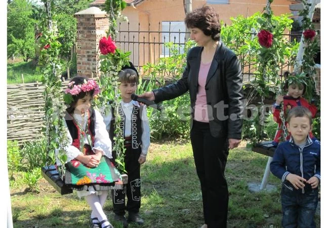 Вързаха Гергьовска люлка за храмов празник в Оряхово