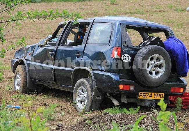 16-годишният изхвърчал от джипа и бил прегазен от него