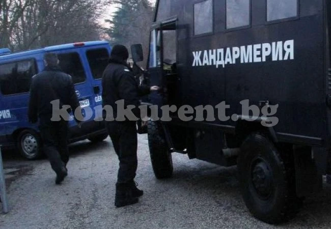 Маскиран нахлу в дома на баба и я ограби