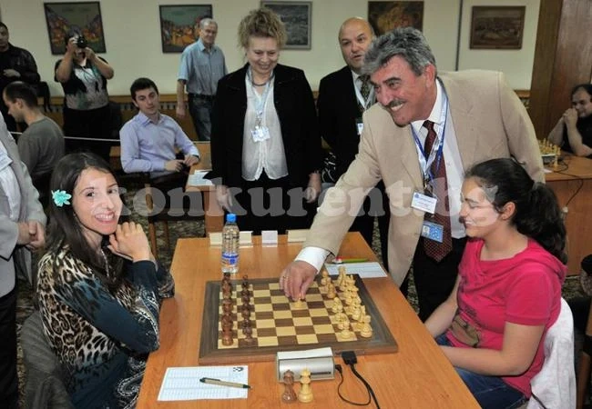 Директорът на атомната централа направи първи ход на шахматен турнир