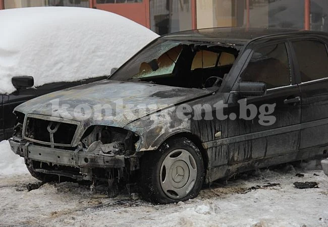 Двама драснали клечката на кола и автомат за кафе