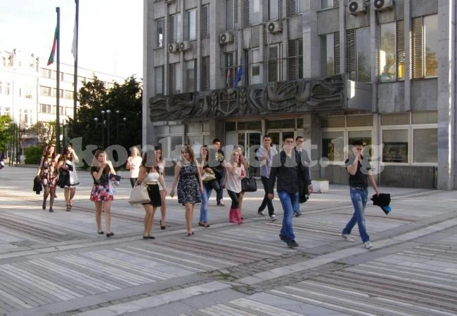 Развеселени абитуриенти кръстосват улиците на Видин