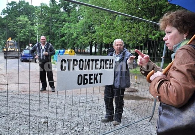 Тежкотоварен камион пропадна в пресен изкоп