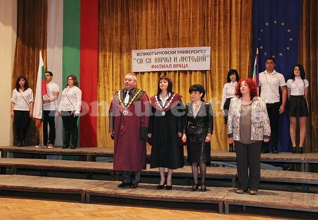 45 висшисти хвърлиха шапки във Враца