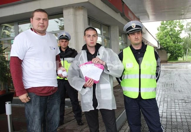Раздадоха гумени топки за успокоение на шофьорите 