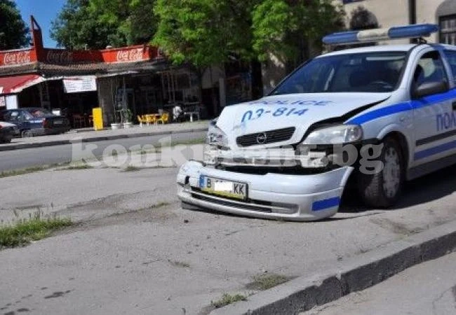 Патрулка смачкана след удар в баничарска кола