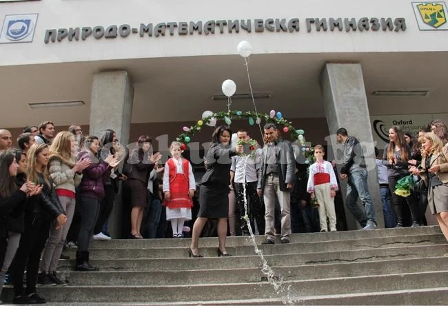 Абитуриентите на ПМГ-Враца пуснаха балони с желания