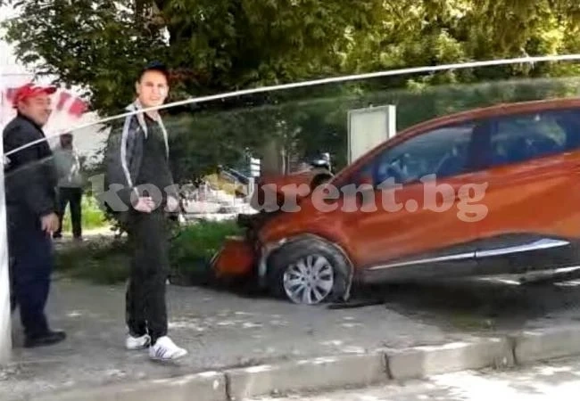 Жена с джип се натресе в билборд