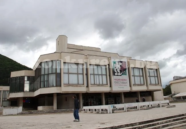 Наводненията в Сърбия отмениха постановка във Враца