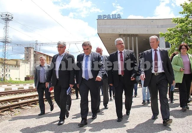 Министър пристигна с влак във Враца
