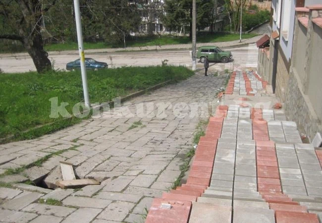 Ремонтират амортизирани тротоарни плочки
