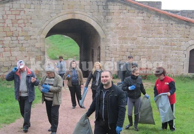 Общинари се включиха в инициативата „Да изчистим България за един ден!”