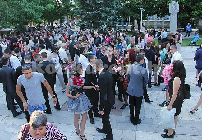 Абитуриентите от ПТГ и СОУ „Никола Войводов“ отпразнуваха бала си