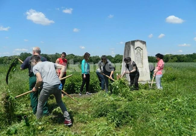 Доброволци изчистиха паметник на Ботеви четници 