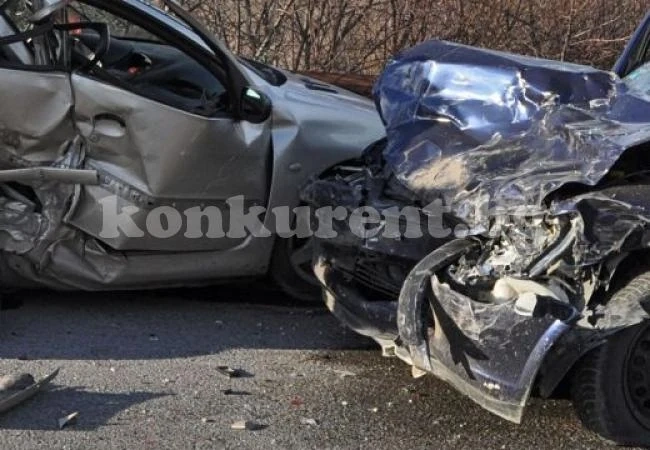 Пиян се заби в насрещното, рани трима край Пловдив