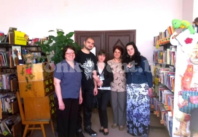 Студенти на гости в библиотеката