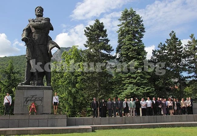 Откриха Ботевите дни с камбанен звън и вечен огън