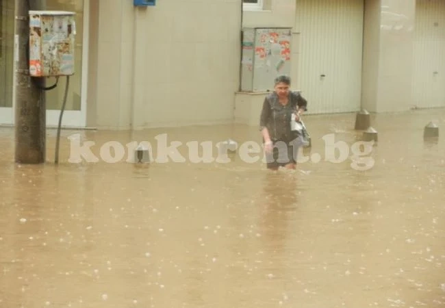 Книги и декори в Монтана са под вода
