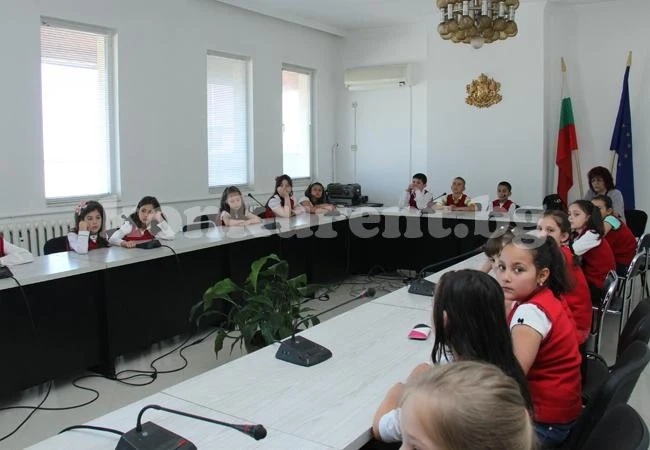 Второкласници посетиха областната управа във Враца