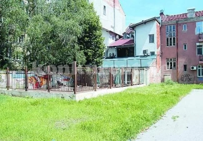 Скандал: Бар отхапва част от училищен двор 