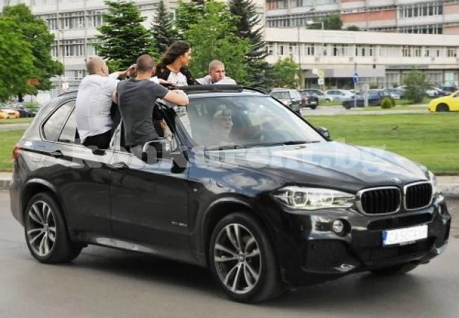 20 абитуриенти на ден стърчат от колите