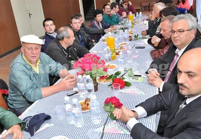 Кмет дари походниците с уникални карти