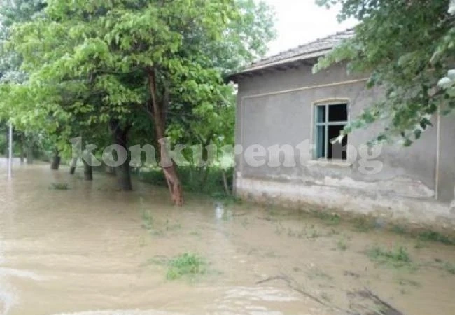 Водата в Априлово започна да се оттича