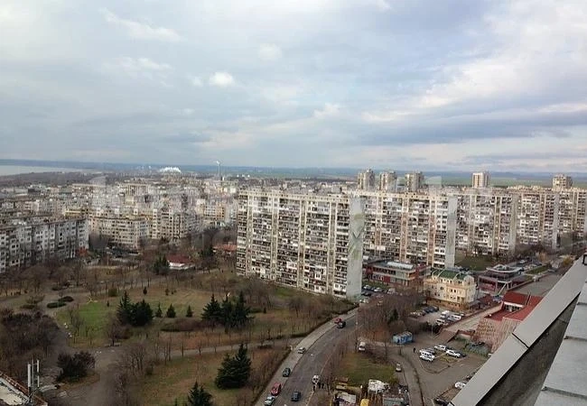 Част от панел падна пред блок
