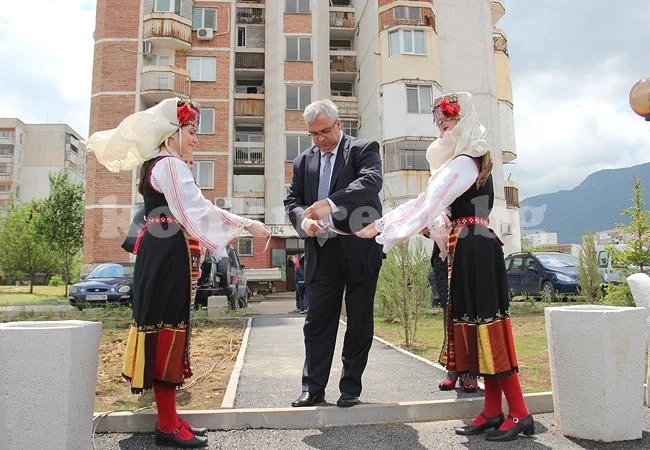 Откриха детска и спортна площадка в ж.к. „Дъбника“