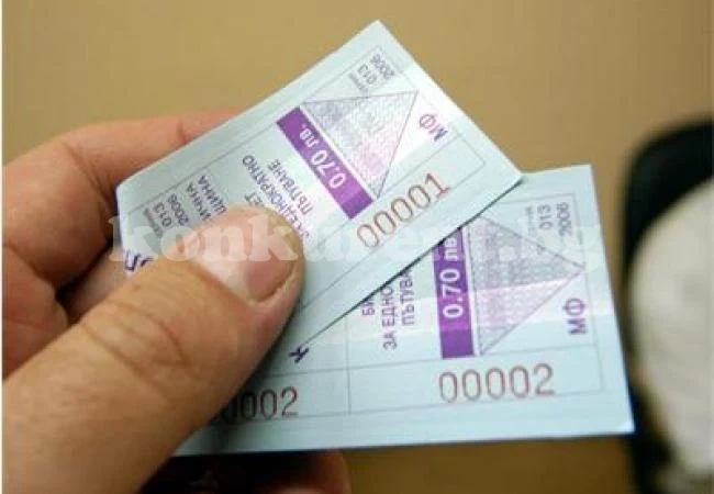 Студент се оплака от полицейско насилие заради непродупчен билет
