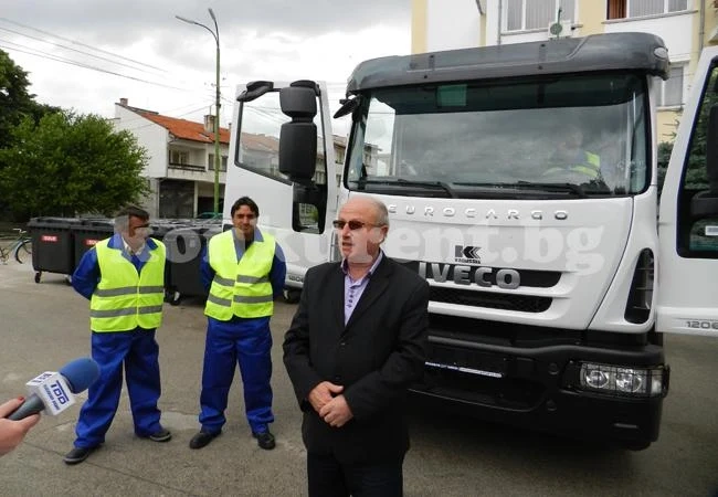 Модерна техника за извозване на смет пристигна в Ново село