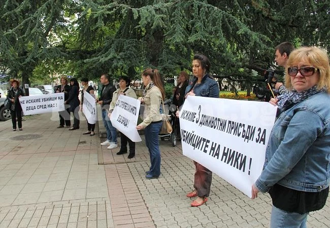 Близки на Ники протестират пред Съда