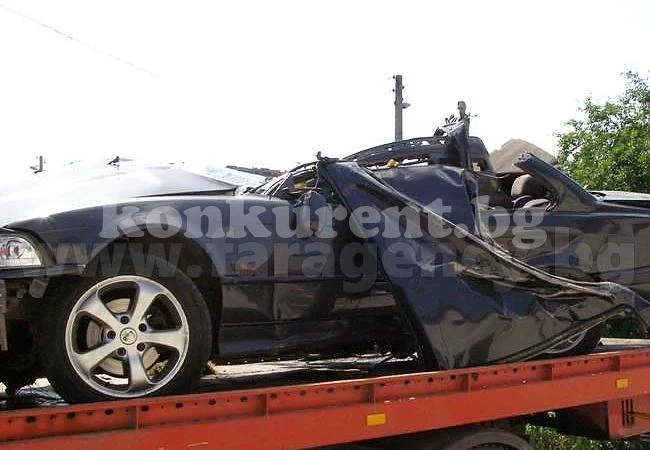 BMW се нацепи челно в багер