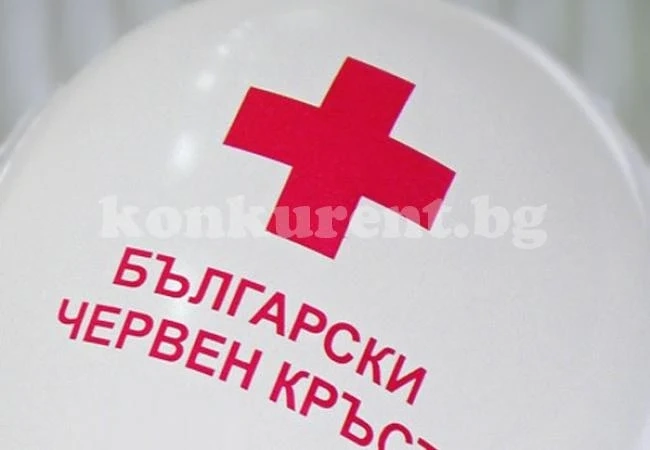 БЧК раздава бебешки дрехи и храни