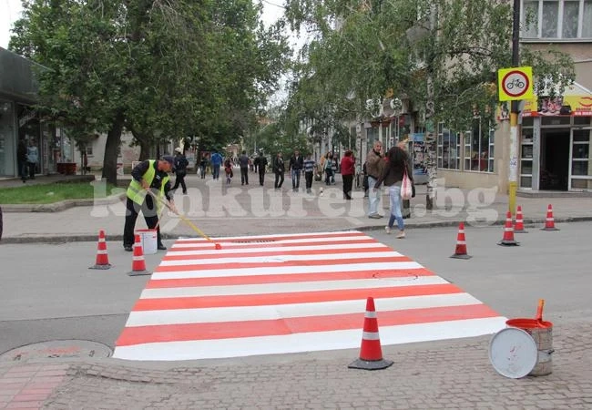 Нанасят маркировка по преасфалтираната улица