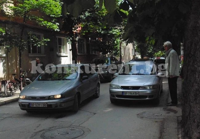 Задръстване в центъра на Враца, полицаи регулират движението