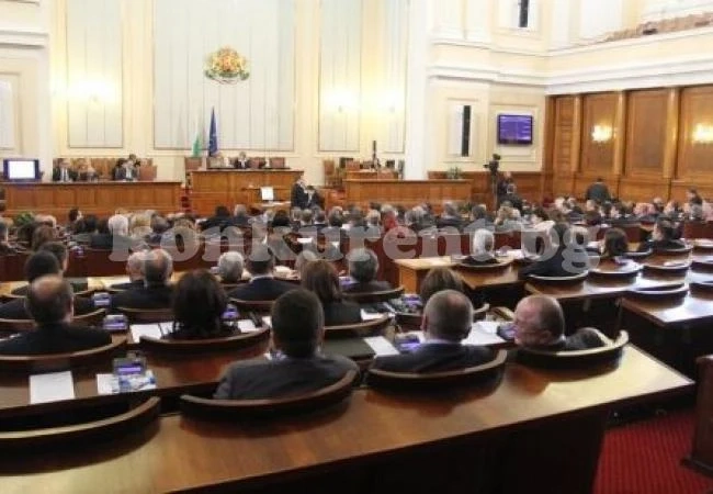 Депутатите взели със 186 лв. по-малко през май