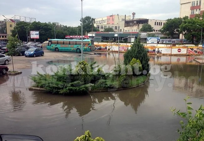 Паркинг на BILLA плува във вода