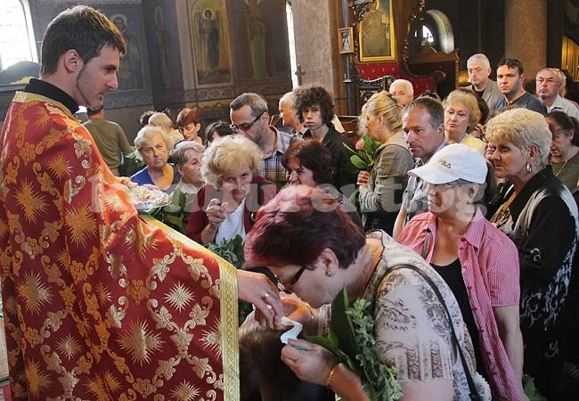 Петдесетница е! Врачани отнесоха орехова шума в домовете си