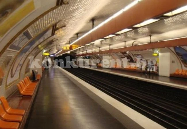 Психично болна бременна жена коли с бръснач мъже в метрото