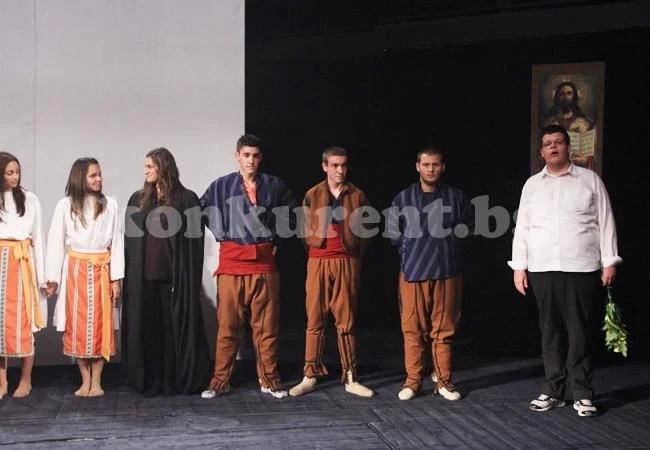 Ученици играха „През чумавото“ за рождения ден на преподавателка