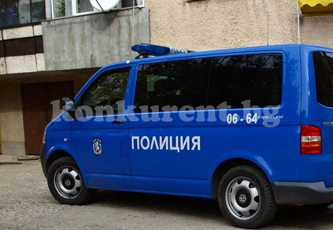 Полицията влезе в дома на 23-годишен, намериха наркотици, оръжие и гориво