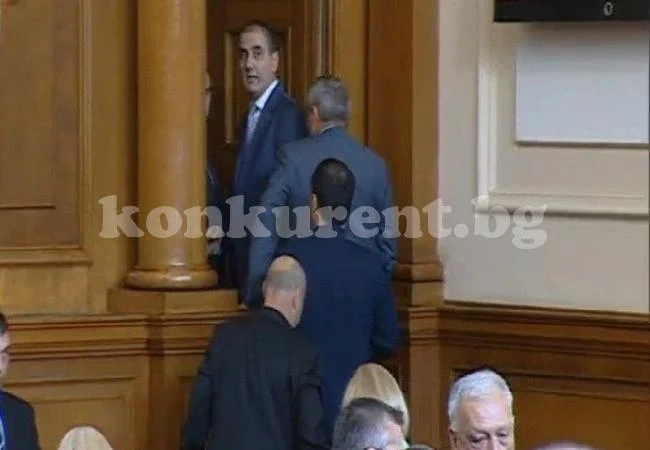 Скандал в парламента: Миков изгони Красимир Велчев от залата!