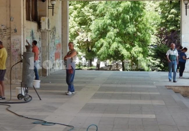 Чистят колоните на Съдебна палата от графити