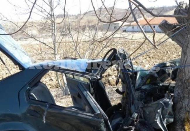Пиян помля дърво, отказва да влиза в болница
