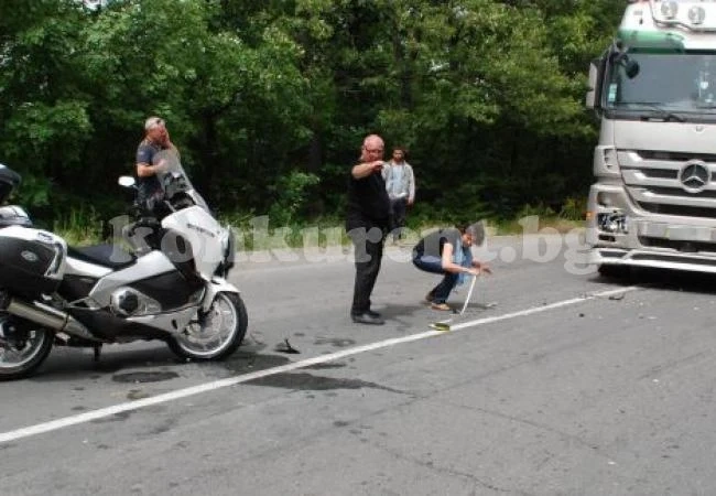 Моторист се уби в задницата на полски ТИР
