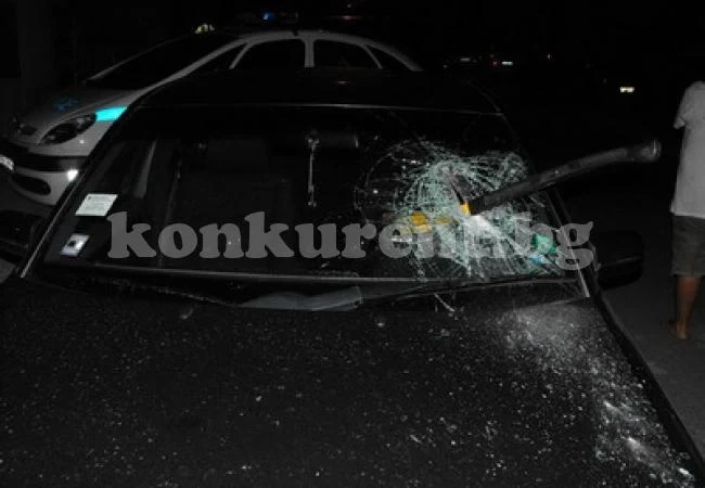 Мъж заби брадва в кола на съсед