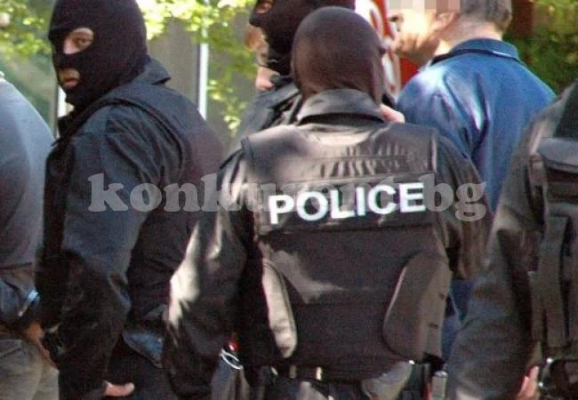 Въоръжени спецполицаи натръшкаха хора с белезници пред несебърски хотел